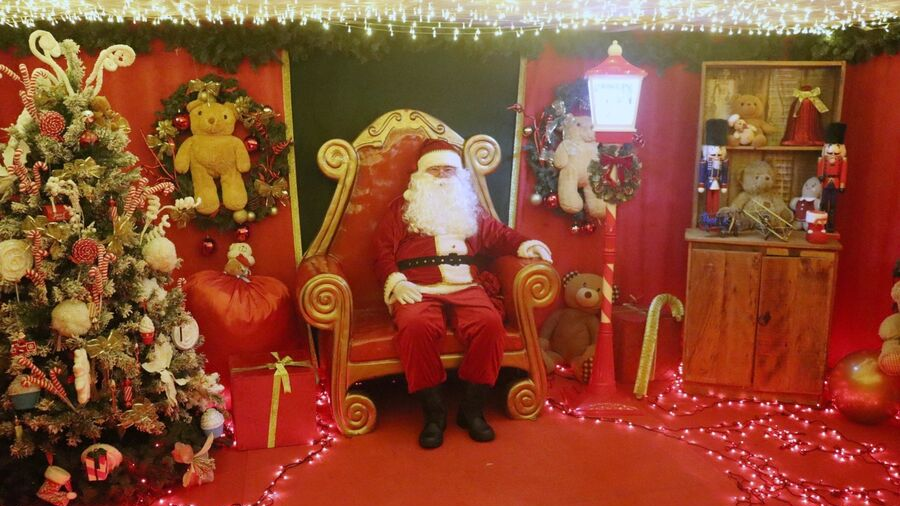 De rapel, Papai Noel chega à praça e dá início às festividades do Natal Encantado