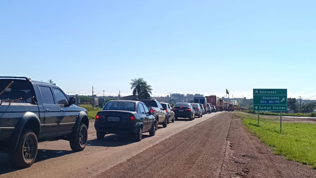 Motorista de carro que pegou fogo voltava do trabalho quando se envolveu em acidente na BR-163