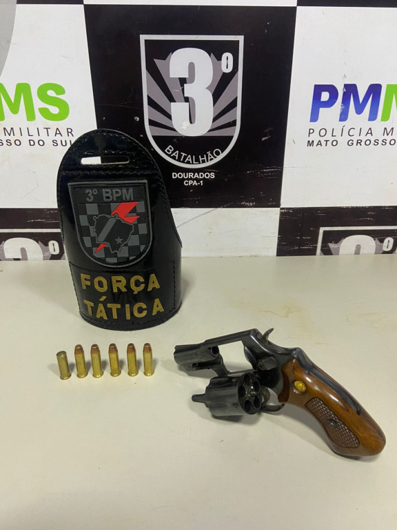 Homem é preso com revólver e munições após tentar se livrar da arma no Dioclécio