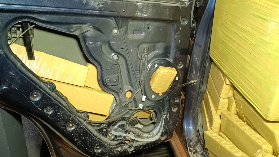 Perseguição termina com tiros, apreensão de 1,2 t de maconha e prisão em Dourados Perseguição termina com tiros, apreensão de 1,2 t de maconha e prisão em Dourados