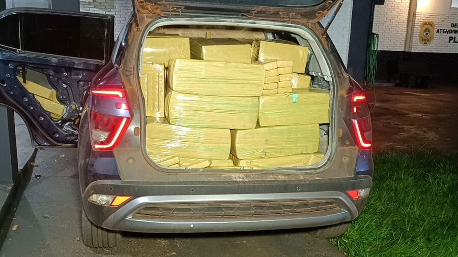 Perseguição termina com tiros, apreensão de 1,2 t de maconha e prisão em Dourados Perseguição termina com tiros, apreensão de 1,2 t de maconha e prisão em Dourados