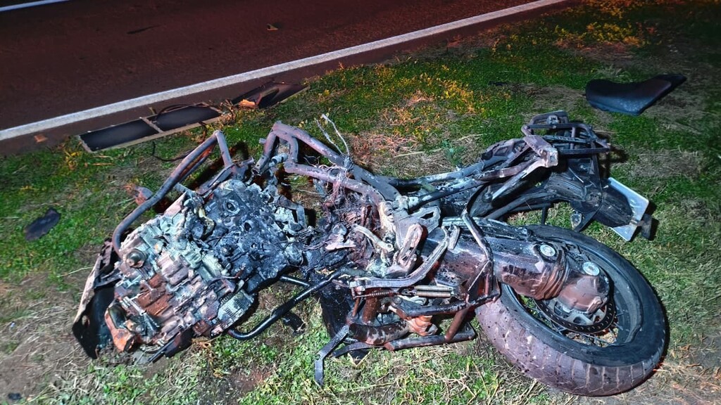 Motociclista morre na BR-163 em Dourados; motorista foge após abandonar caminhonete