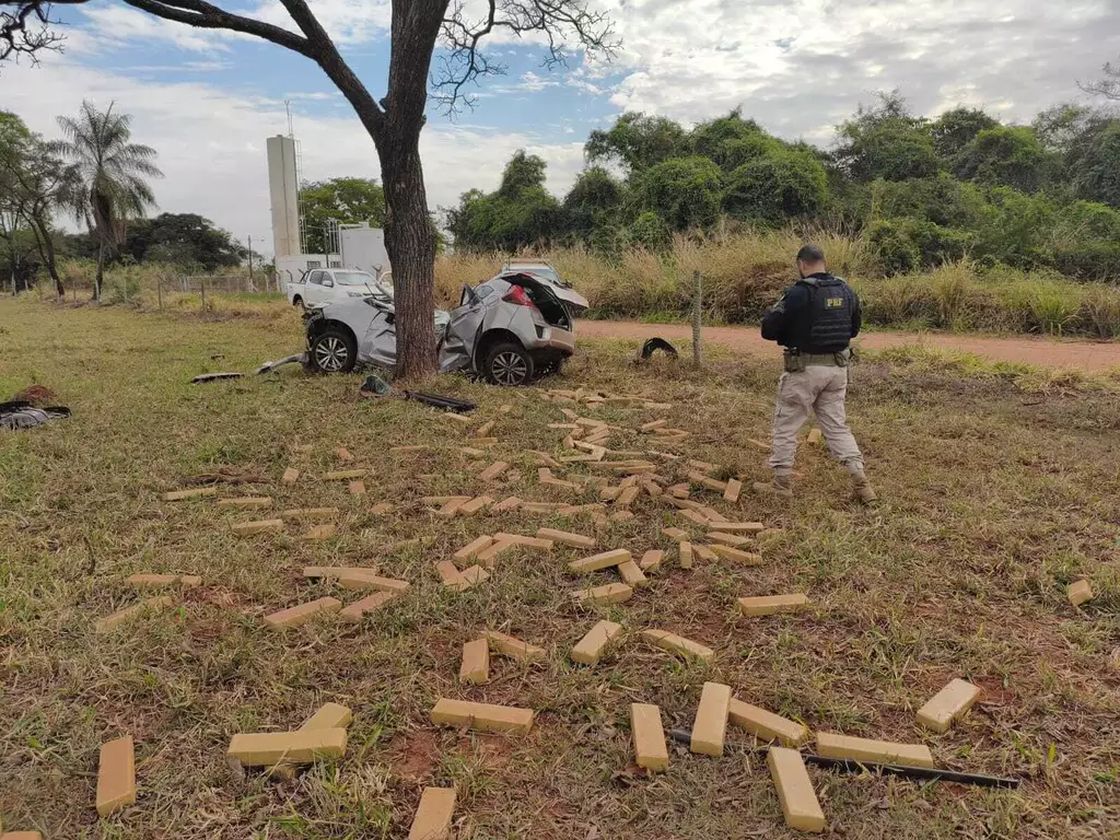 Carro com drogas parte ao meio após bater em árvore durante fuga da PRF, em Três Lagoas