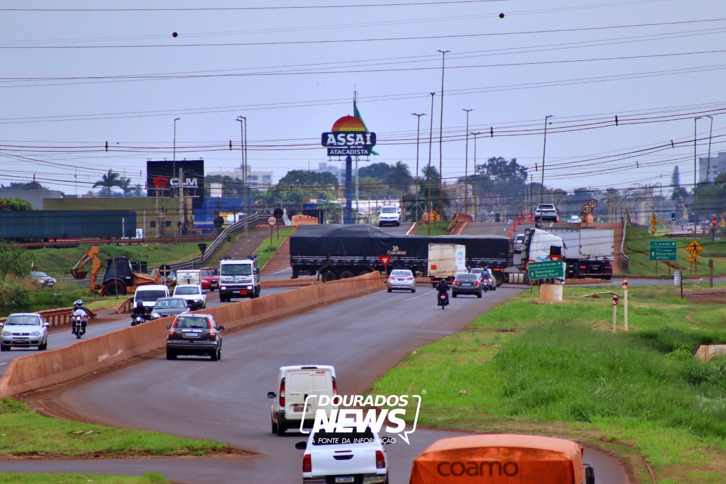 Alambrados e barreiras de concreto devem impedir passagem sob passarela em Dourados