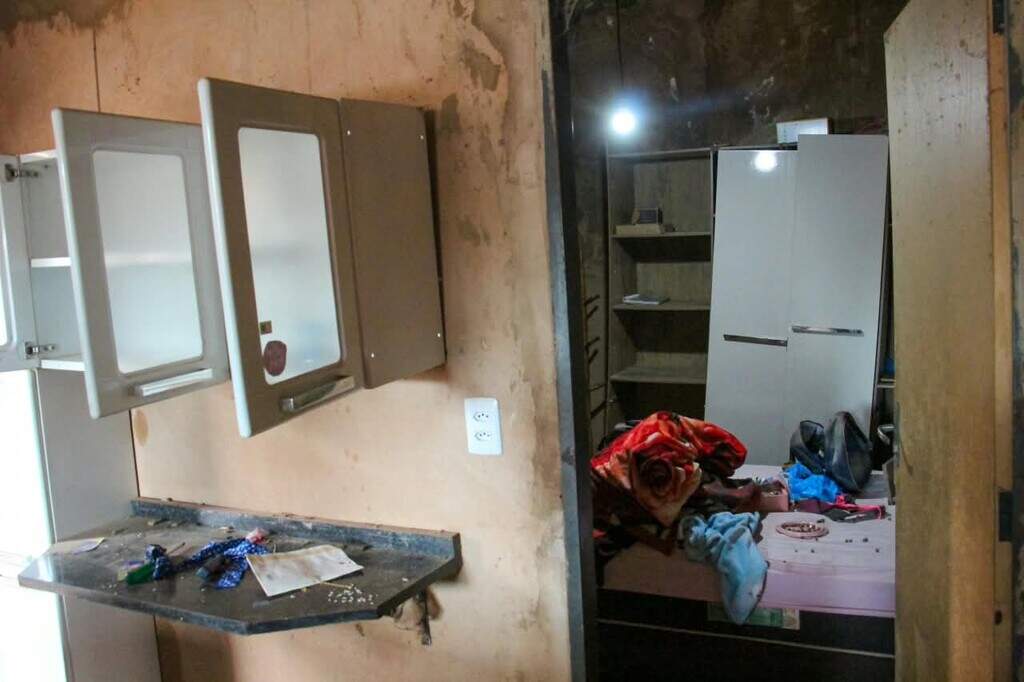Moradores destroem casa de homem suspeito de estupro e depredam 5 carros