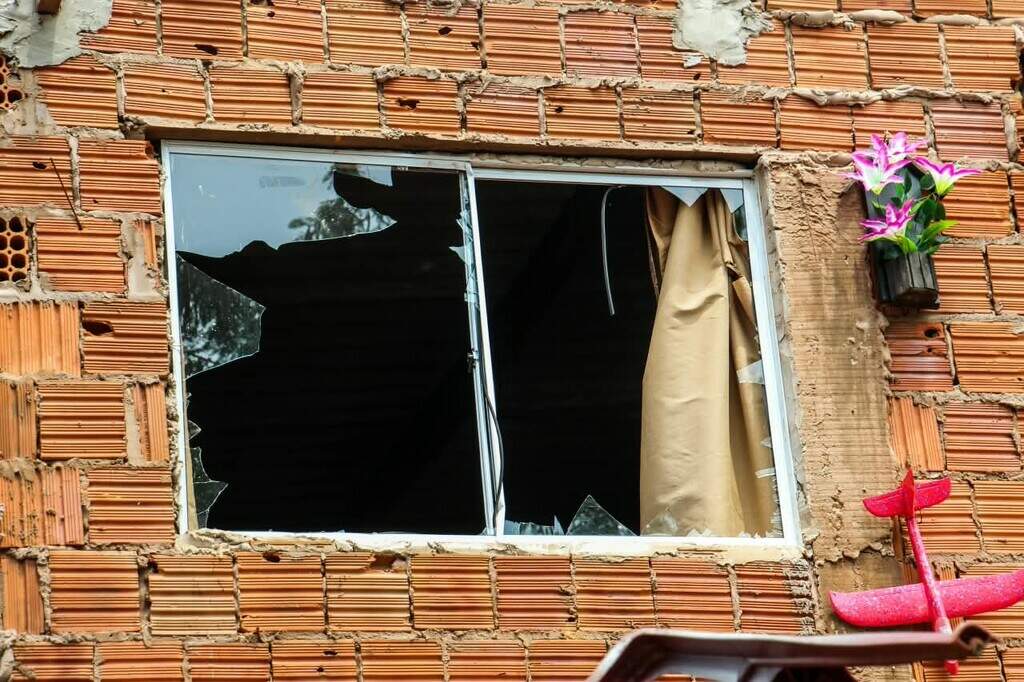 Moradores destroem casa de homem suspeito de estupro e depredam 5 carros
