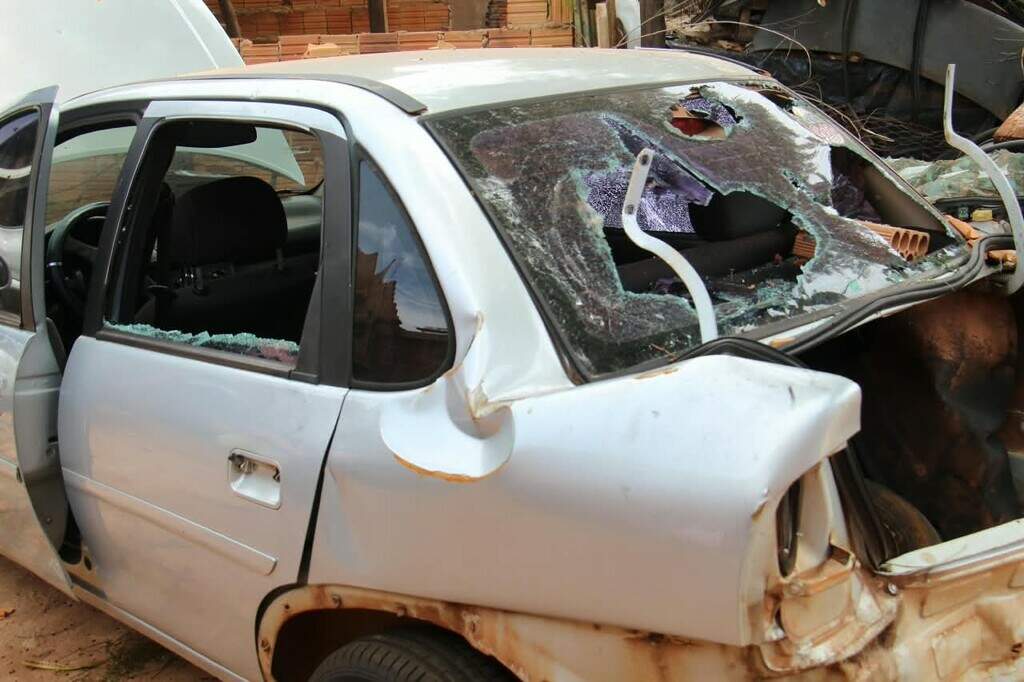 Moradores destroem casa de homem suspeito de estupro e depredam 5 carros