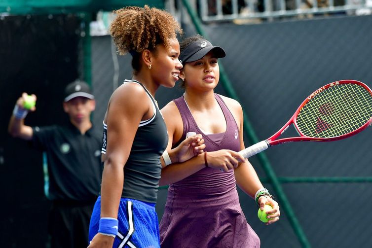 Naná e Victória caem, mas Luisa Stefani vai às semifinais do SP Open Naná e Victória caem, mas Luisa Stefani vai às semifinais do SP Open