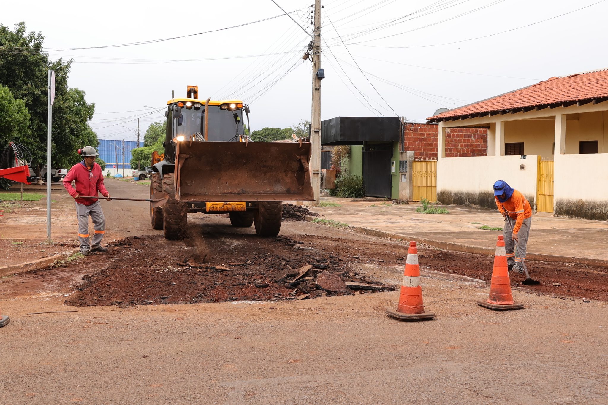Prefeitura inicia recuperação de ruas no Terra Roxa após chuvas ampliarem buracos Prefeitura inicia recuperação de ruas no Terra Roxa após chuvas ampliarem buracos