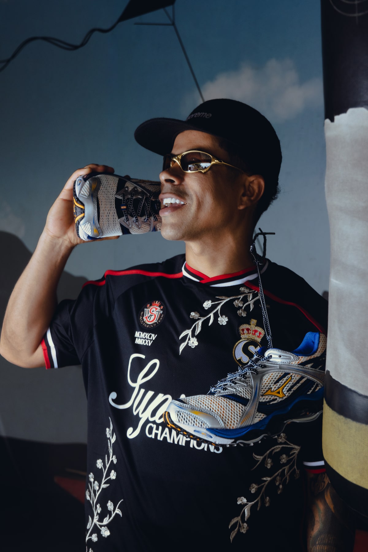 Lançado para corrida em 2011, o tênis ganhou status de conquista na periferia. A produção Originais Podpah resgata essa trajetória nas ruas Lançado para corrida em 2011, o tênis ganhou status de conquista na periferia. A produção Originais Podpah resgata essa trajetória nas ruas