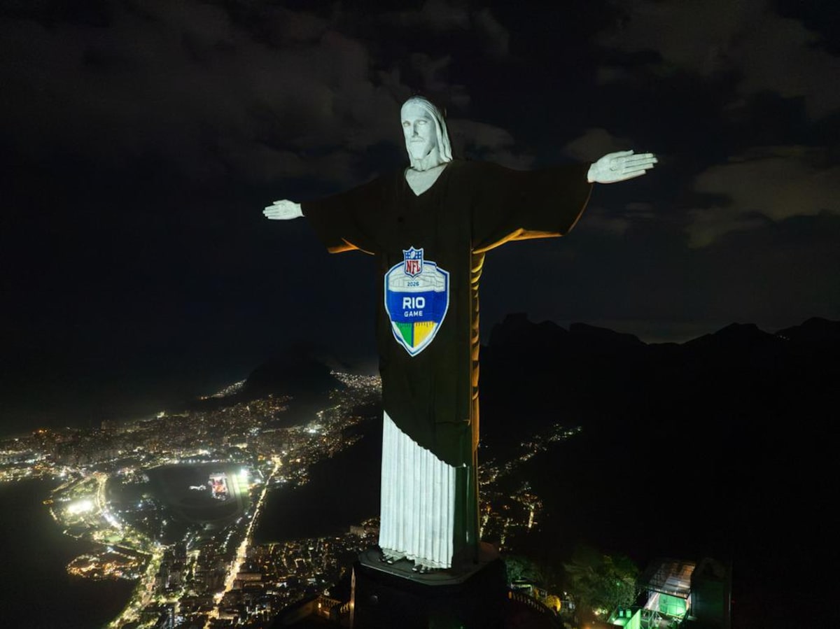 Cristo Redentor é ‘vestido’ com roupa da NFL às vésperas de Cowboys x Ravens no Maracanã Cristo Redentor é ‘vestido’ com roupa da NFL às vésperas de Cowboys x Ravens no Maracanã