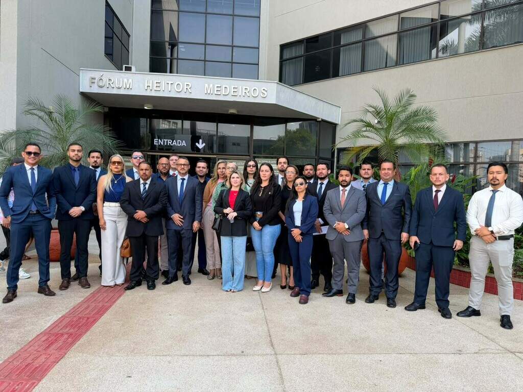 Colegas acompanham audiência, mas juiz mantém advogado de delegado preso Colegas acompanham audiência, mas juiz mantém advogado de delegado preso