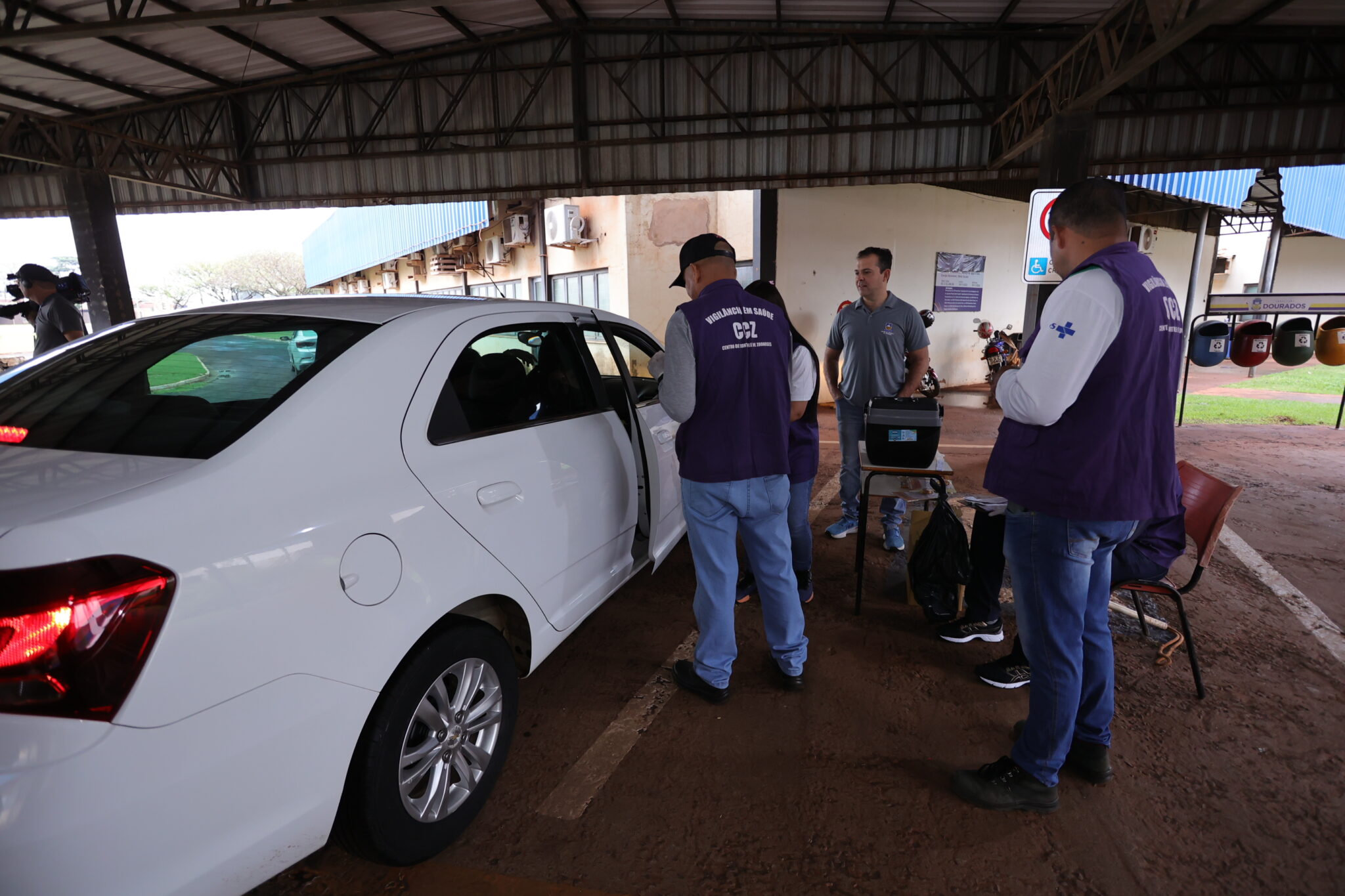 Prefeitura imuniza mais de 1,5 mil animais em drive-thru de vacinação antirrábica Prefeitura imuniza mais de 1,5 mil animais em drive-thru de vacinação antirrábica