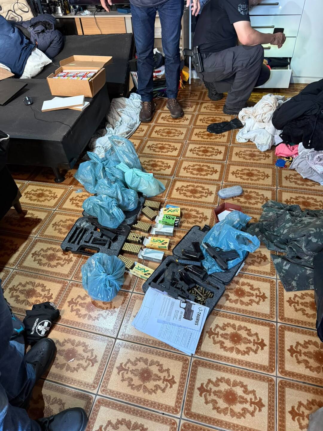 Armas, munições e cigarros contrabandeados são apreendidos em conveniências