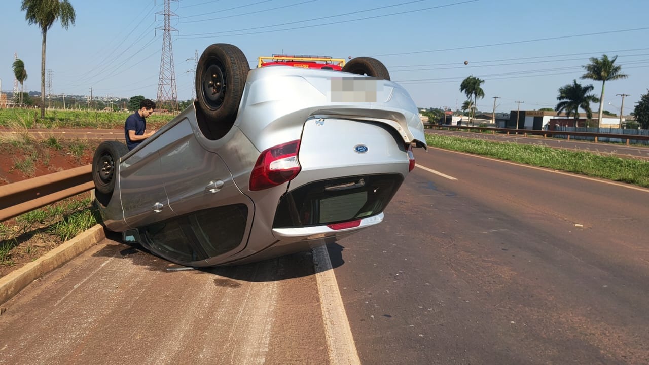 Motorista perde controle e capota várias vezes após ser fechado por caminhão naBR-163 Motorista perde controle e capota várias vezes após ser fechado por caminhão naBR-163