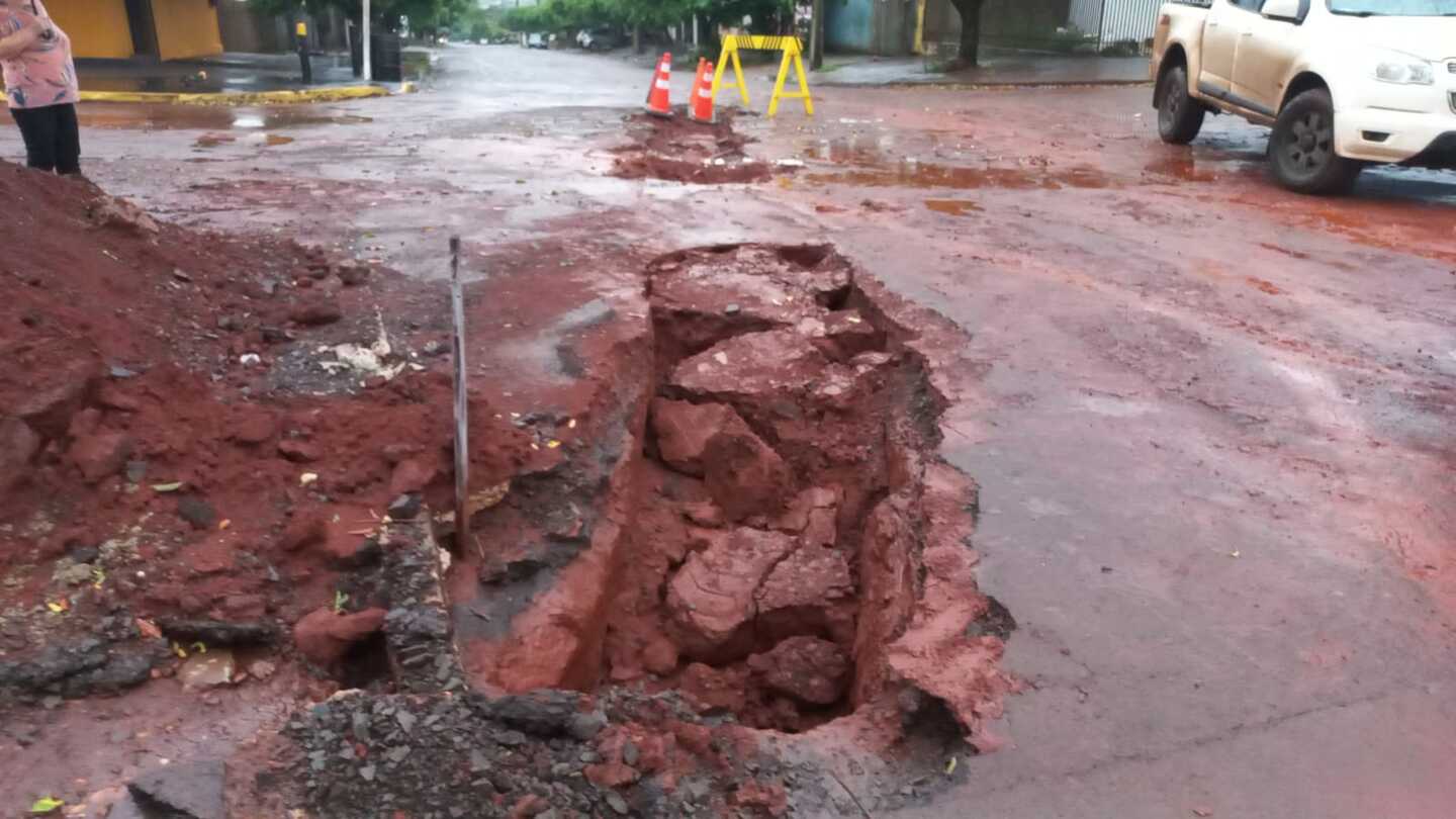Idosa fica com carro preso em valeta de obra após chuva em Dourados Idosa fica com carro preso em valeta de obra após chuva em Dourados