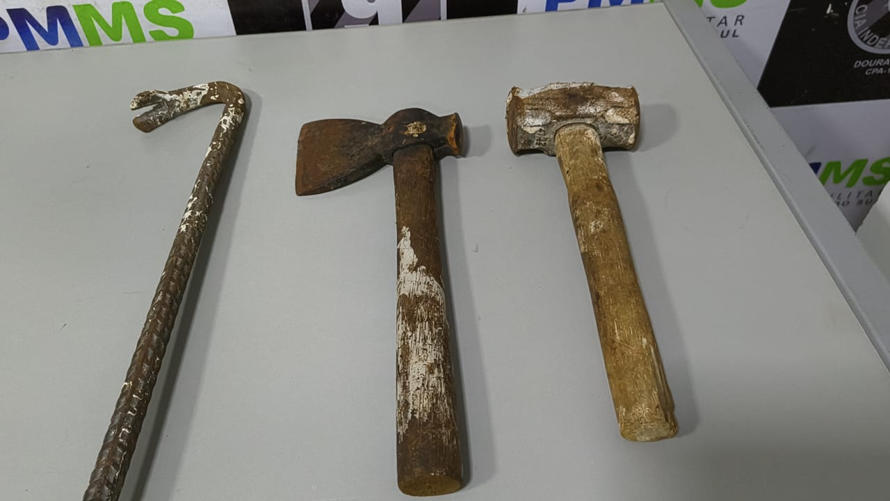 PM encontra mulher desesperada na rua e prende marido por ameaça e violência PM encontra mulher desesperada na rua e prende marido por ameaça e violência