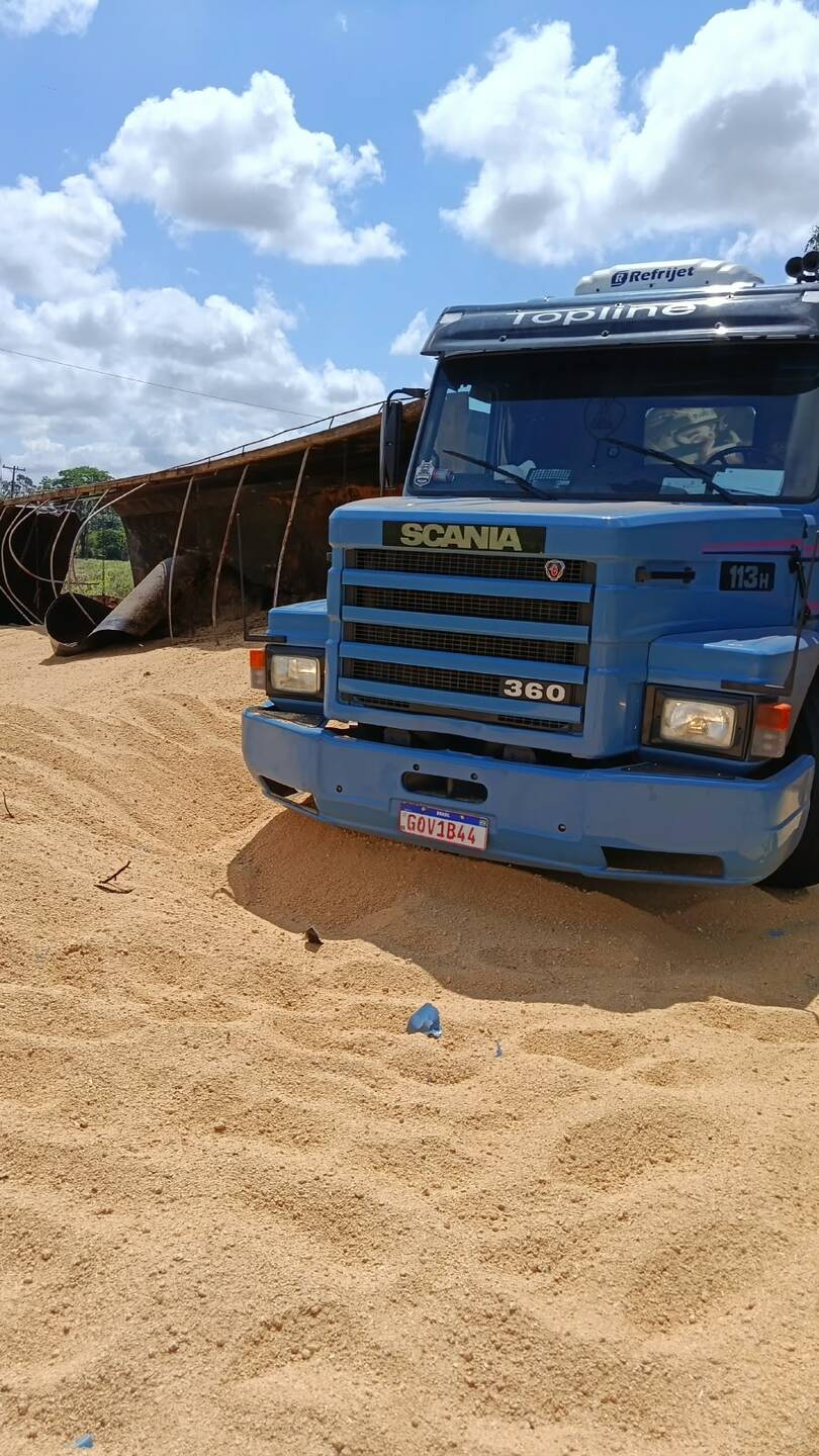 Carreta carregada de farelo de soja tomba na MS-276, em direção a Indápolis Carreta carregada de farelo de soja tomba na MS-276, em direção a Indápolis