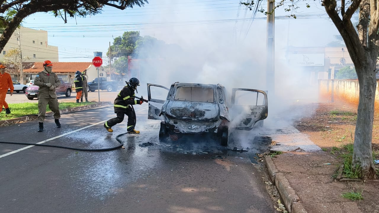 Carro pega fogo no meio da rua em Dourados e fica completamente destruído