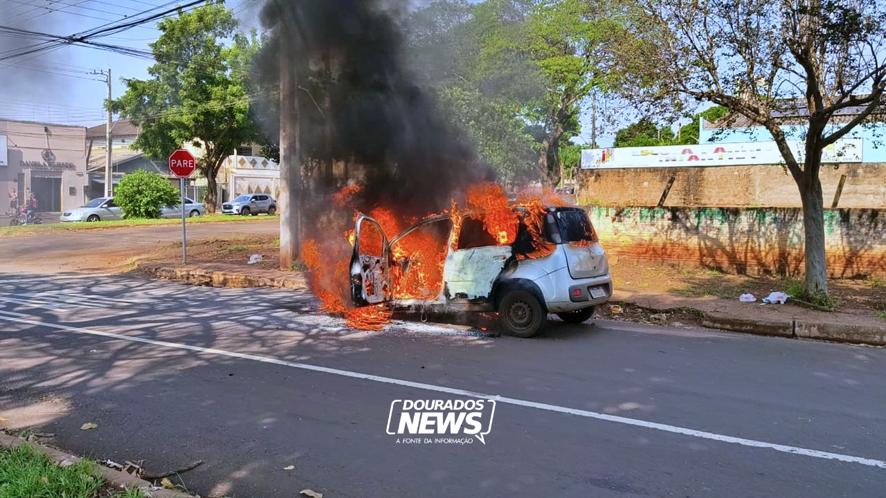 Carro pega fogo no meio da rua em Dourados e fica completamente destruído