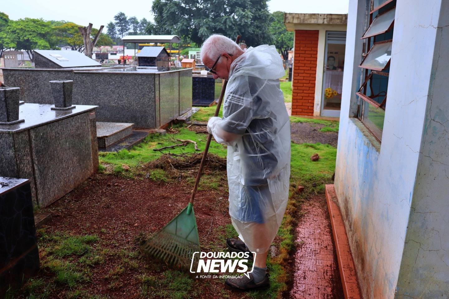 Sob garoa, famílias preparam jazigos para receber visitantes no Dia de Finados Sob garoa, famílias preparam jazigos para receber visitantes no Dia de Finados