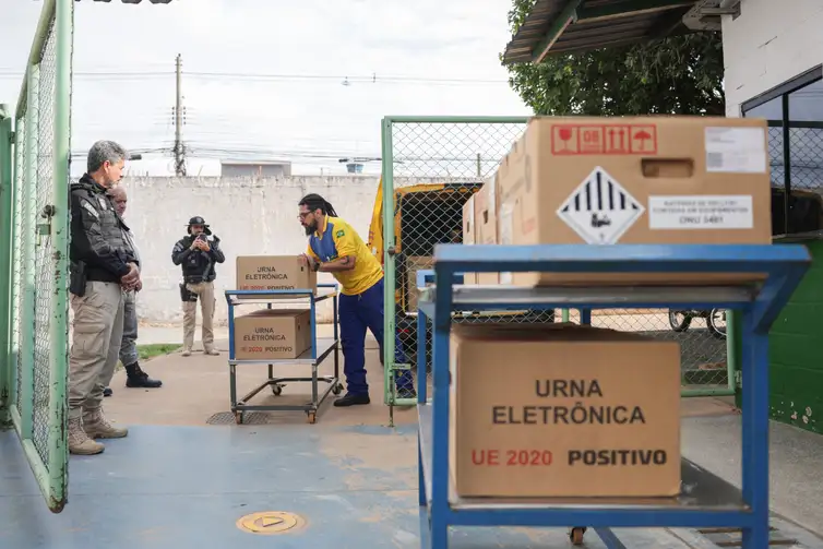 Estado de SP começa a preparar mais de 114 mil urnas para o 2º turno Estado de SP começa a preparar mais de 114 mil urnas para o 2º turno