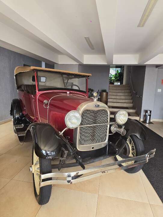 Carros antigos na Afonso Pena têm dono e uma história de infância Carros antigos na Afonso Pena têm dono e uma história de infância