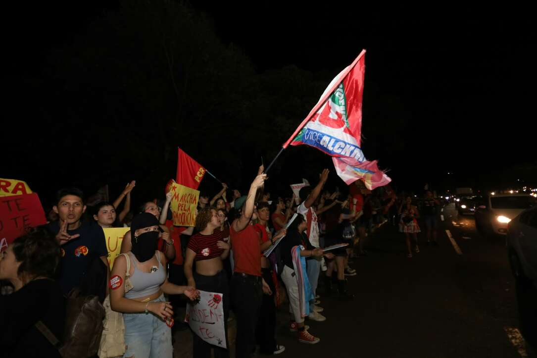 “Olê, olê, olê, olá!”: estudantes lotam entorno da UFMS em apoio a Lula “Olê, olê, olê, olá!”: estudantes lotam entorno da UFMS em apoio a Lula