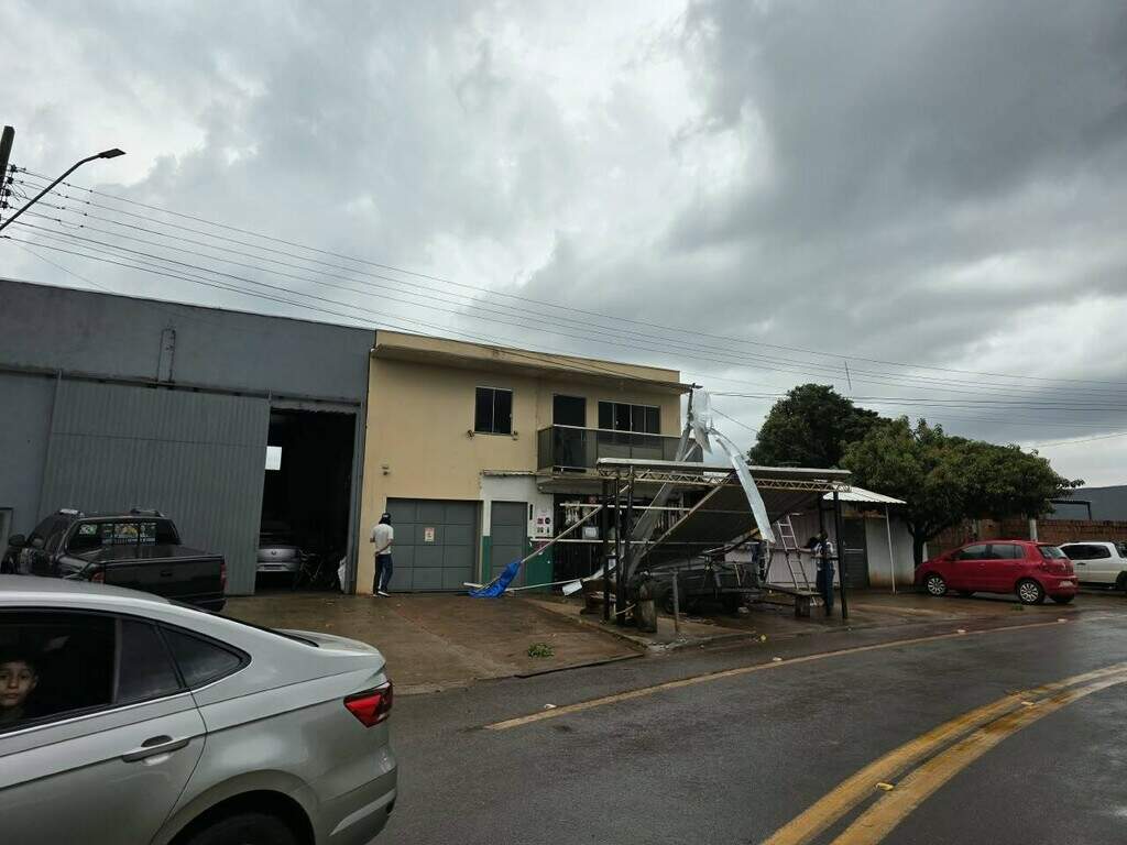 Temporal destelha 25 casas, derruba 20 árvores e afeta estradas em Amambai