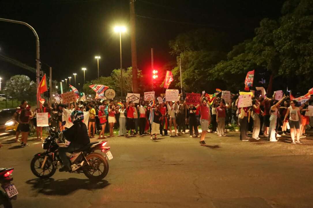 “Olê, olê, olê, olá!”: estudantes lotam entorno da UFMS em apoio a Lula “Olê, olê, olê, olá!”: estudantes lotam entorno da UFMS em apoio a Lula
