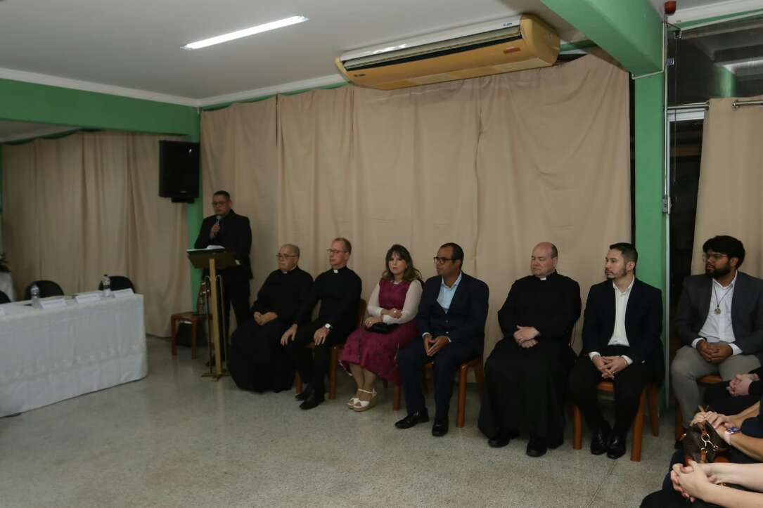 Fotos e cartas antigas podem ajudar padre João Crippa a virar santo Fotos e cartas antigas podem ajudar padre João Crippa a virar santo