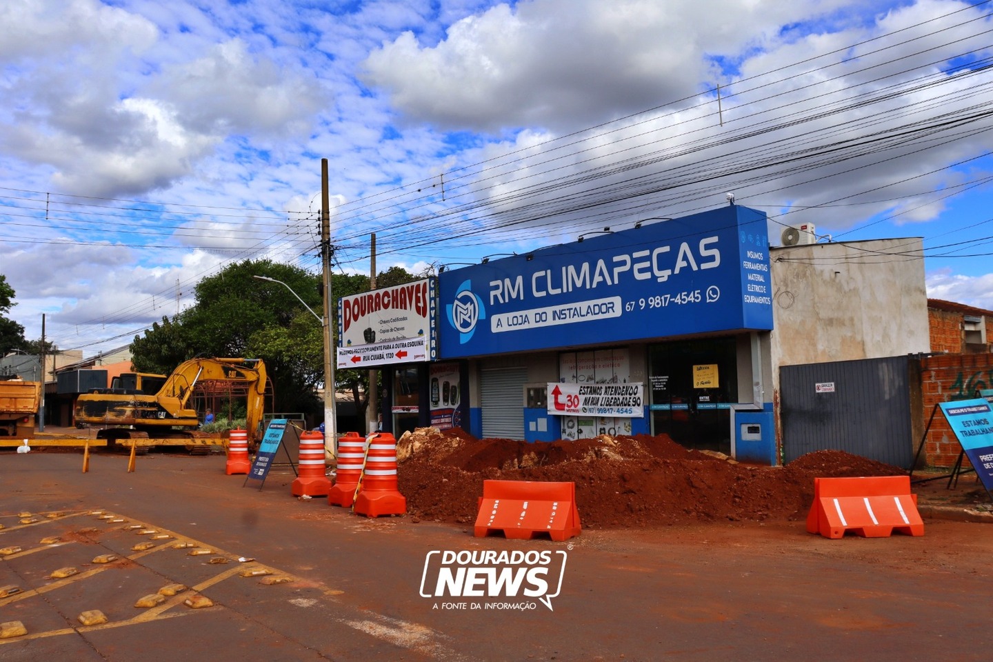 Nova galeria substituirá tubulação que se rompeu e fez abrir buraco sob calçada