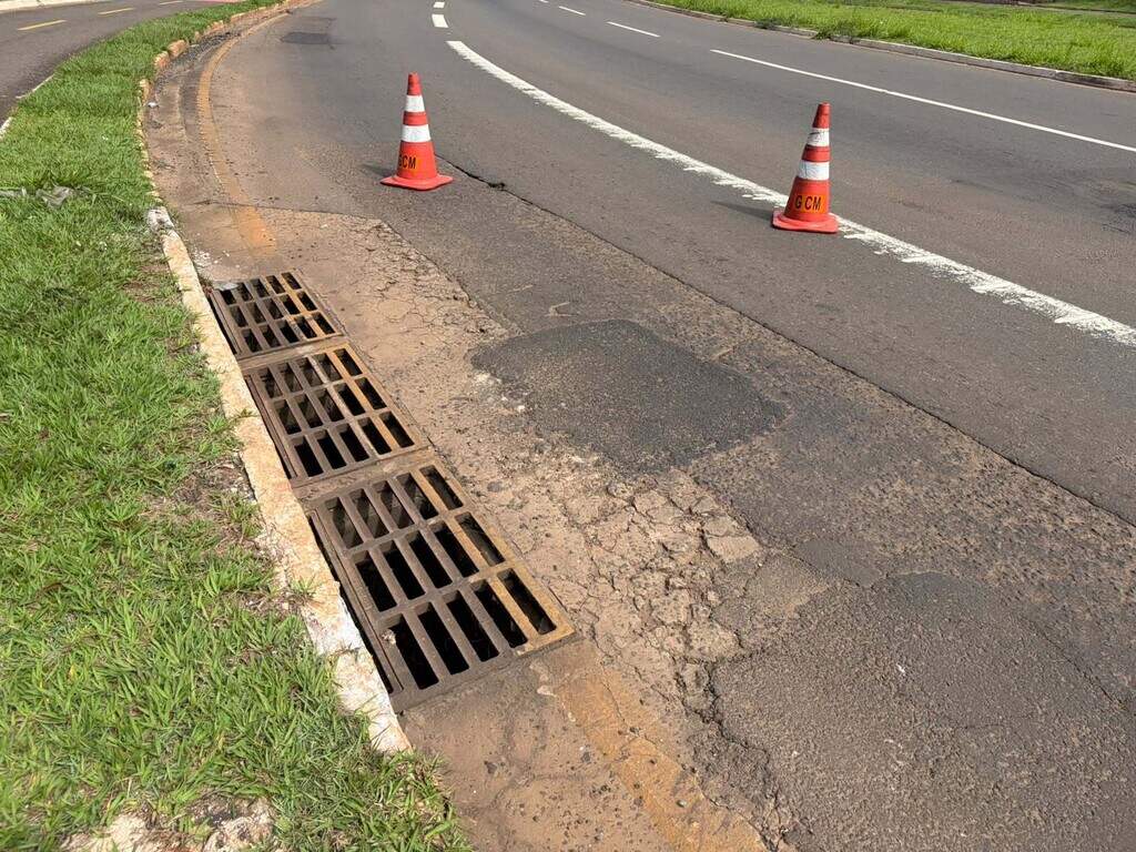 Pneu estoura, SUV invade ciclovia e bate contra estrutura de semáforo em avenida Pneu estoura, SUV invade ciclovia e bate contra estrutura de semáforo em avenida