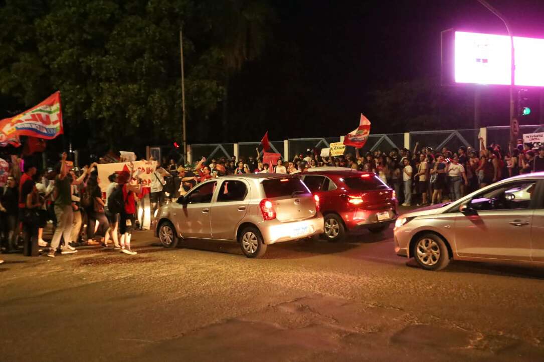 “Olê, olê, olê, olá!”: estudantes lotam entorno da UFMS em apoio a Lula “Olê, olê, olê, olá!”: estudantes lotam entorno da UFMS em apoio a Lula