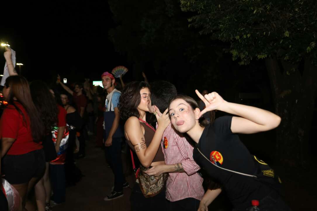 “Olê, olê, olê, olá!”: estudantes lotam entorno da UFMS em apoio a Lula “Olê, olê, olê, olá!”: estudantes lotam entorno da UFMS em apoio a Lula
