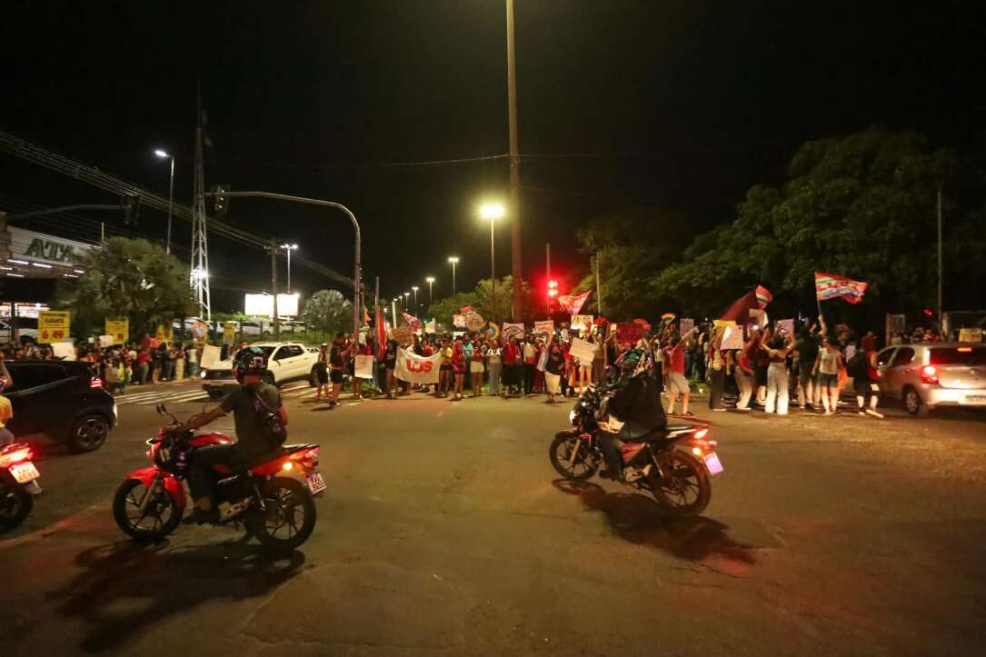 “Olê, olê, olê, olá!”: estudantes lotam entorno da UFMS em apoio a Lula “Olê, olê, olê, olá!”: estudantes lotam entorno da UFMS em apoio a Lula