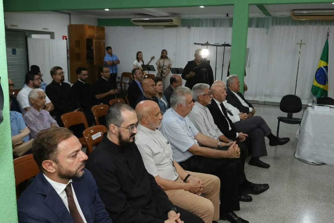 Fotos e cartas antigas podem ajudar padre João Crippa a virar santo Fotos e cartas antigas podem ajudar padre João Crippa a virar santo