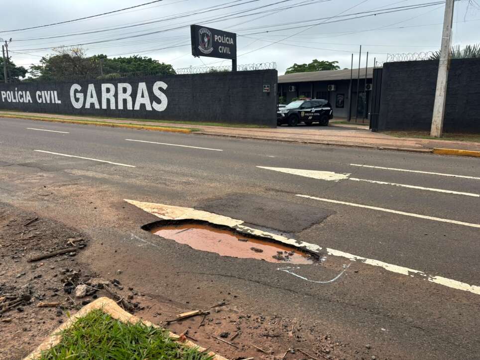 Após “strike” de 11 carros, Prefeitura tapa buracos na João Arinos Após “strike” de 11 carros, Prefeitura tapa buracos na João Arinos