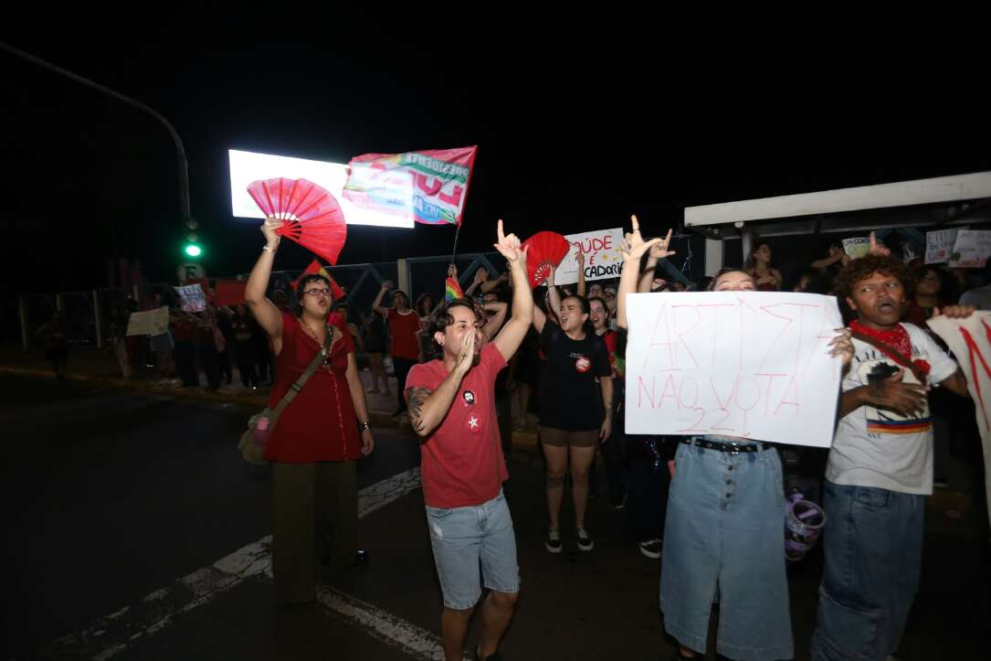 “Olê, olê, olê, olá!”: estudantes lotam entorno da UFMS em apoio a Lula “Olê, olê, olê, olá!”: estudantes lotam entorno da UFMS em apoio a Lula
