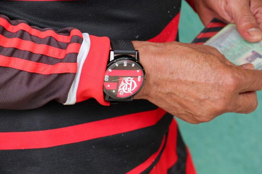 Da cabeça aos pés, flamenguista vai votar com uniforme do time Da cabeça aos pés, flamenguista vai votar com uniforme do time
