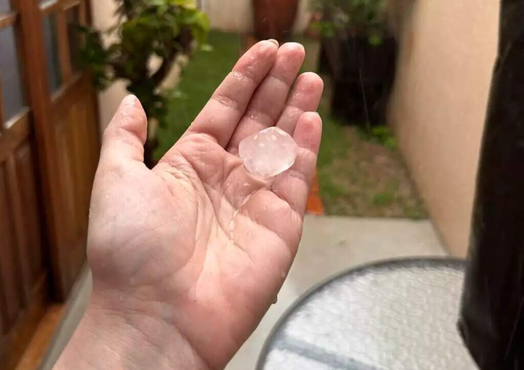 Granizo atinge vários bairros e previsão indica mais chuva na Capital Granizo atinge vários bairros e previsão indica mais chuva na Capital