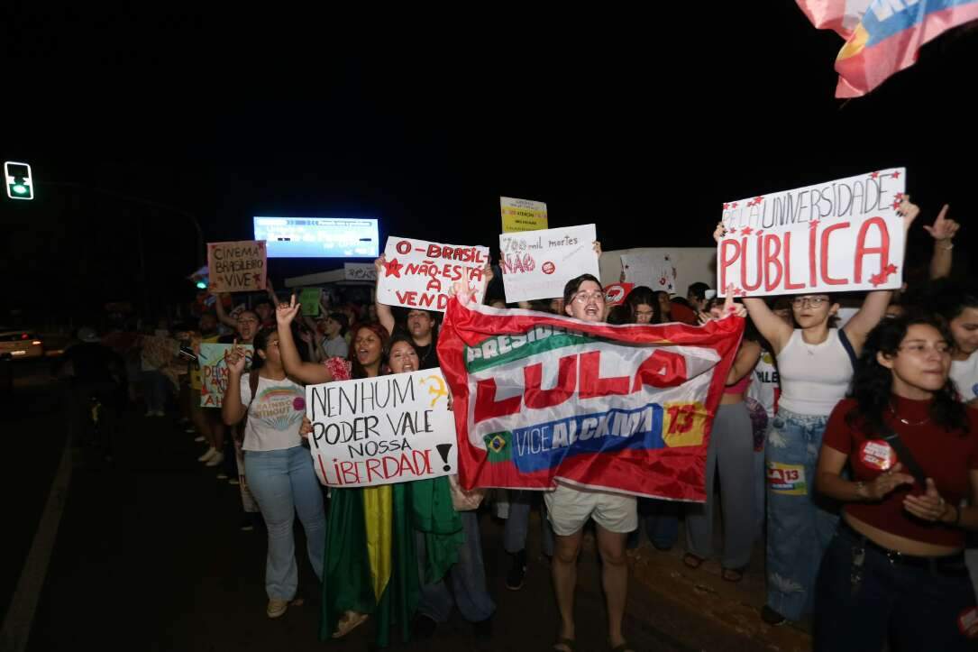 “Olê, olê, olê, olá!”: estudantes lotam entorno da UFMS em apoio a Lula “Olê, olê, olê, olá!”: estudantes lotam entorno da UFMS em apoio a Lula