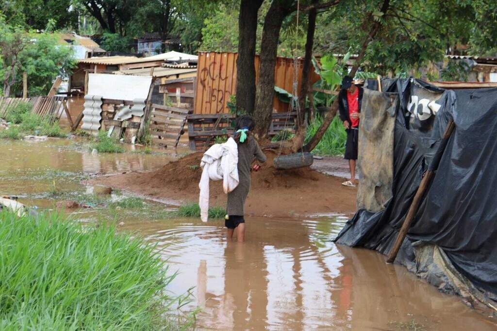 Chuva passa, mas água pode permanecer por até 30 dias em favela da Capital Chuva passa, mas água pode permanecer por até 30 dias em favela da Capital