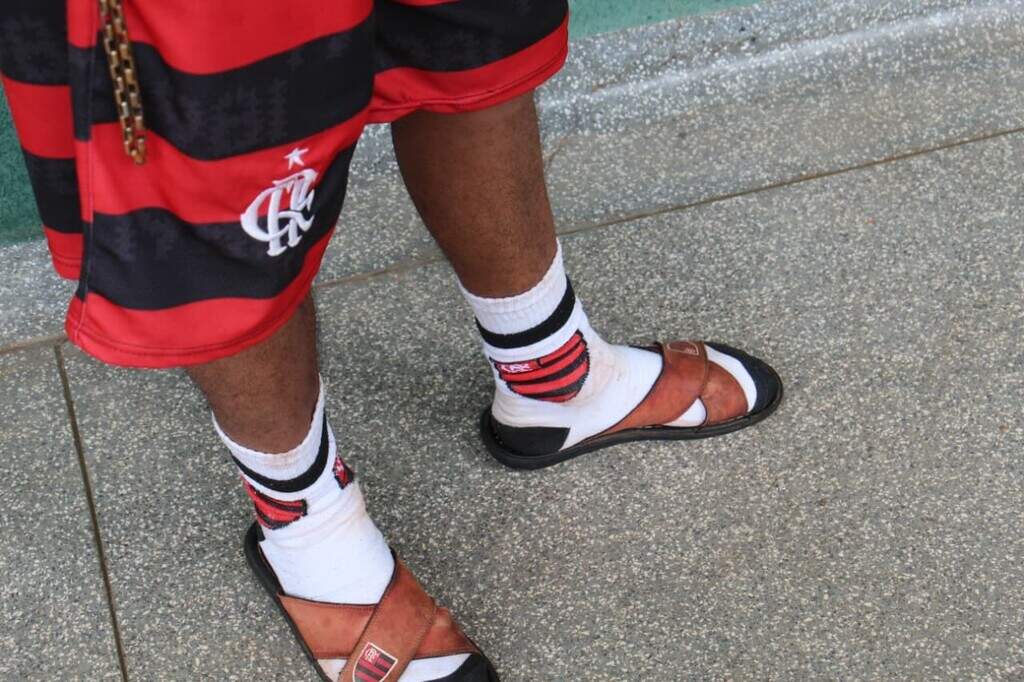 Da cabeça aos pés, flamenguista vai votar com uniforme do time Da cabeça aos pés, flamenguista vai votar com uniforme do time