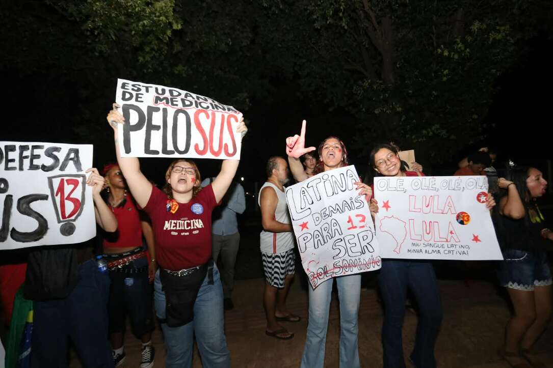 “Olê, olê, olê, olá!”: estudantes lotam entorno da UFMS em apoio a Lula “Olê, olê, olê, olá!”: estudantes lotam entorno da UFMS em apoio a Lula