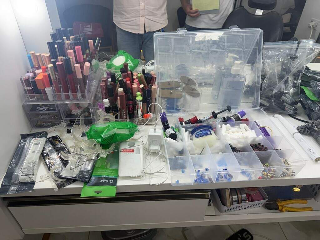 Falso dentista é preso colocando lentes de contato em salão de beleza