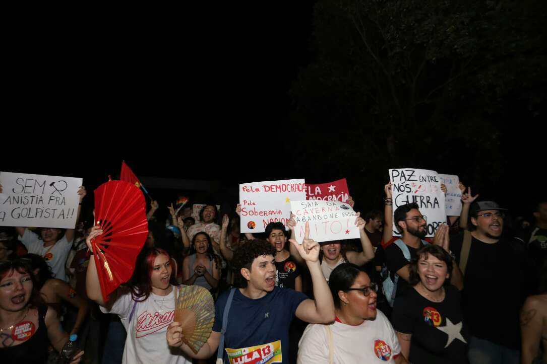 “Olê, olê, olê, olá!”: estudantes lotam entorno da UFMS em apoio a Lula “Olê, olê, olê, olá!”: estudantes lotam entorno da UFMS em apoio a Lula