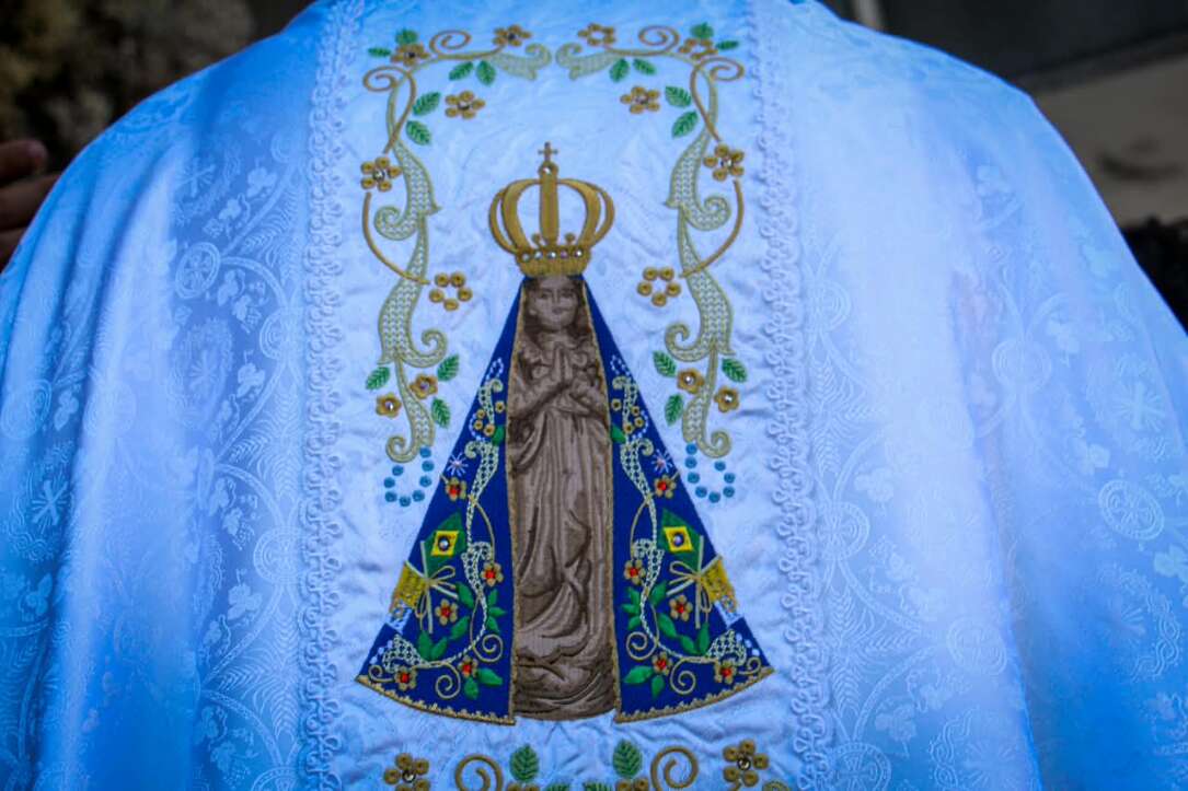 Pela fresta da janela, Márcio encontra lugar para celebrar sua fé por Aparecida