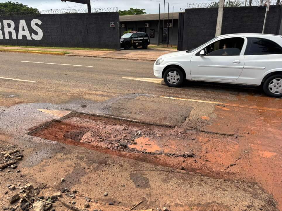 Após “strike” de 11 carros, Prefeitura tapa buracos na João Arinos Após “strike” de 11 carros, Prefeitura tapa buracos na João Arinos