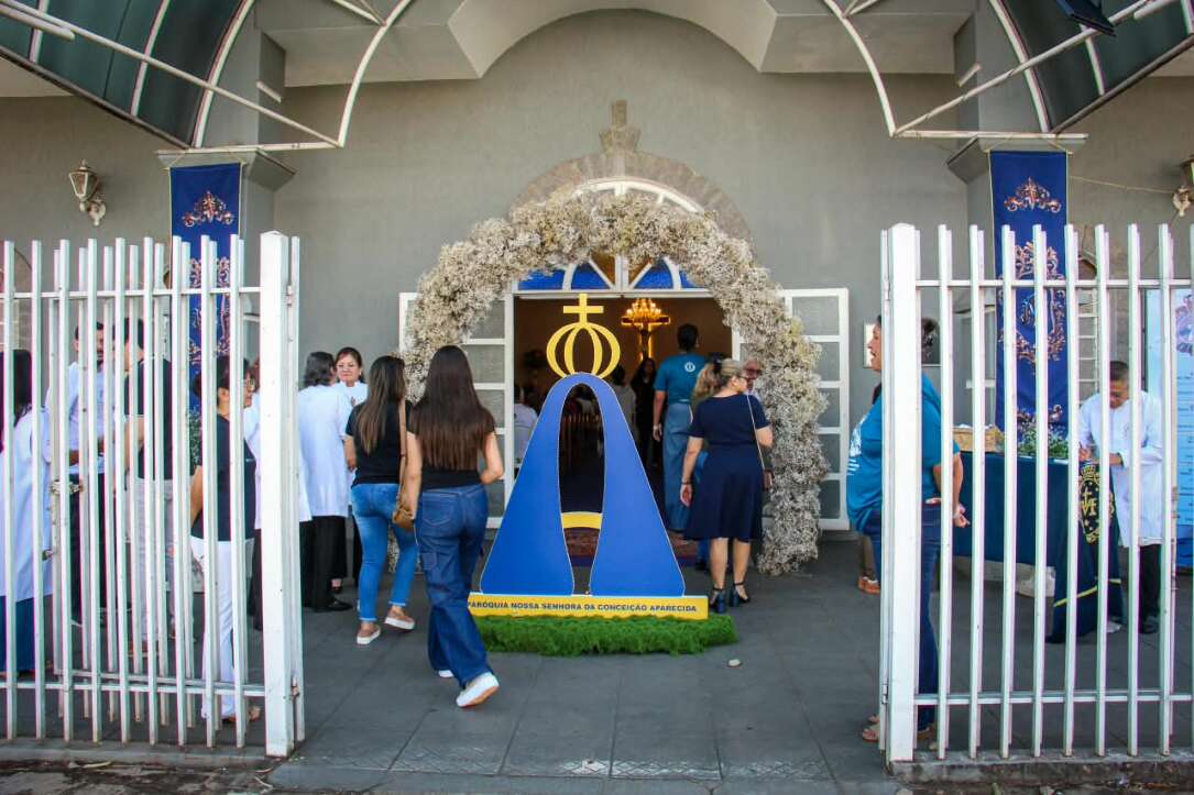 Pela fresta da janela, Márcio encontra lugar para celebrar sua fé por Aparecida